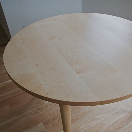 メープル材で作ったテーブル