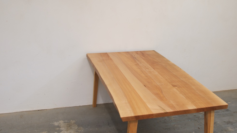 綺麗な木目の無垢材テーブル入荷しています。 | 無垢材家具で温かい 
