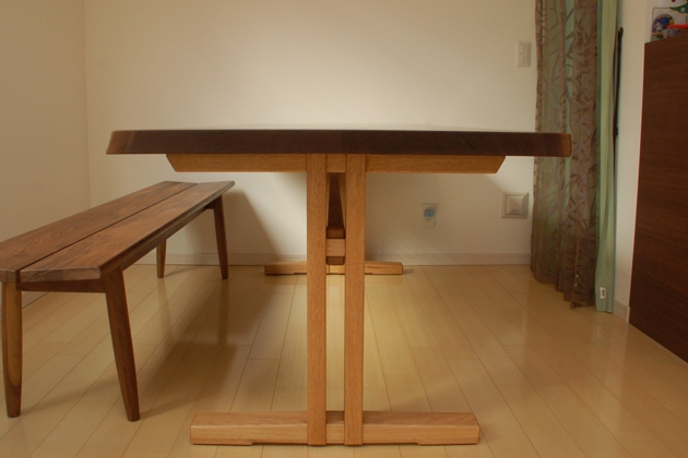 ベンチシートならテーブルは2本脚 無垢材家具で温かいやすらぎのある生活を 家具屋で働く双子のブログ